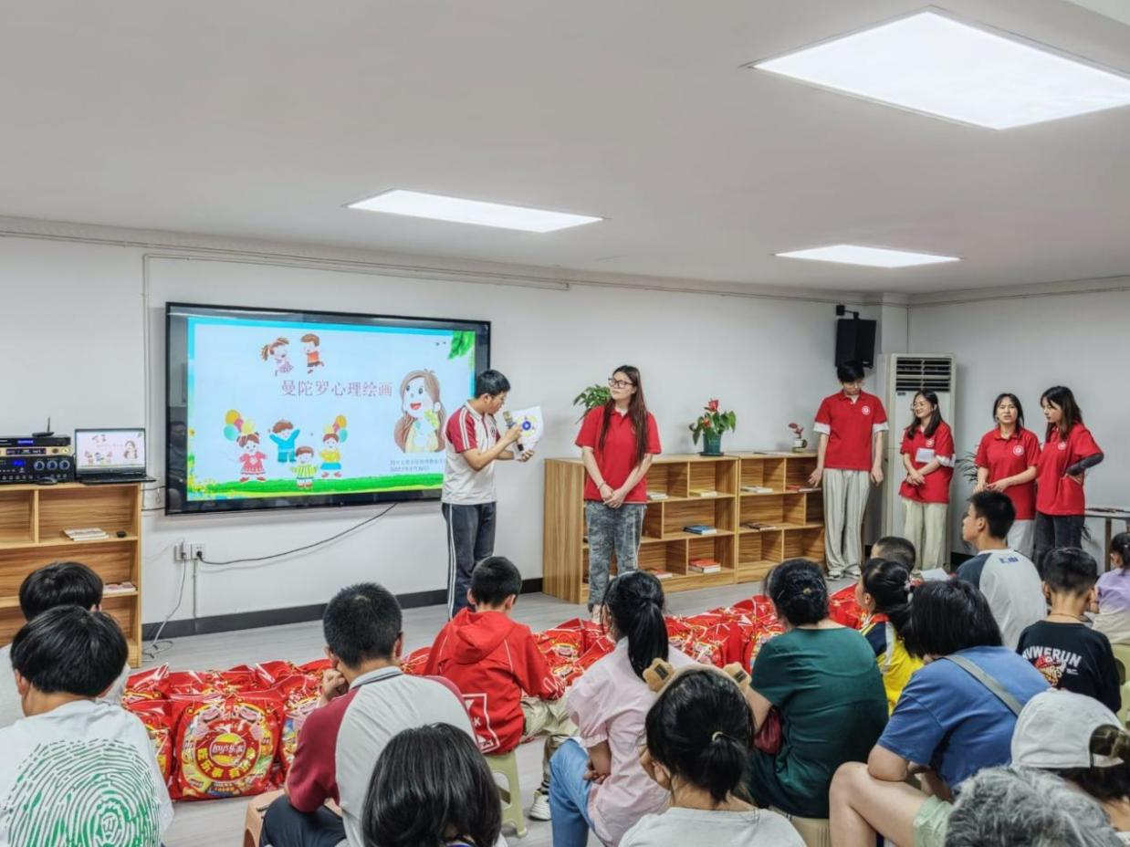 双节同庆 心暖童心|304永利集团登录入口携手东城街道开展“粽点关注·童心向阳”志愿活动